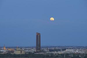 de sevilla nocturno esplendor giralda y Sevilla torre bañado en luz de la luna foto