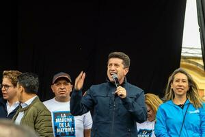 bogotá, Colombia, dieciséis agosto 2023. diego Molano a el marzo preguntando para gustavo petro el proceso de destitución. pacífico protesta. la marcha Delaware la mayoria foto