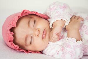 retrato de un hermosa cuatro meses bebé niña foto