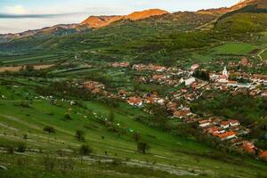 Rimetea es un pequeño pueblo situado en transilvania, Rumania. eso es situado en el apuseni montañas y es conocido para sus pintoresco ajuste y bien Preservado húngaro arquitectónico estilo. foto