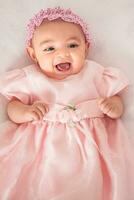 retrato de un hermosa cuatro meses bebé niña foto