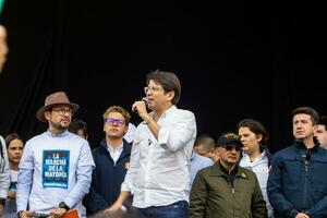 bogotá, Colombia, dieciséis agosto 2023. senador miguel Uribe turbante a el marzo preguntando para gustavo petro el proceso de destitución. pacífico protesta. la marcha Delaware la mayoria foto