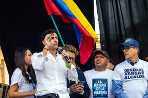 bogotá, Colombia, dieciséis agosto 2023. ariel ricardo Armel a el marzo preguntando para gustavo petro el proceso de destitución. pacífico protesta. la marcha Delaware la mayoria foto