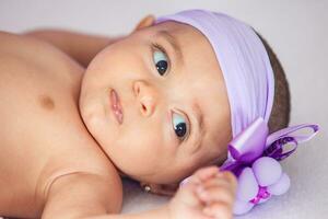 retrato de un hermosa cuatro meses bebé niña foto