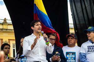 bogotá, Colombia, dieciséis agosto 2023. ariel ricardo Armel a el marzo preguntando para gustavo petro el proceso de destitución. pacífico protesta. la marcha Delaware la mayoria foto