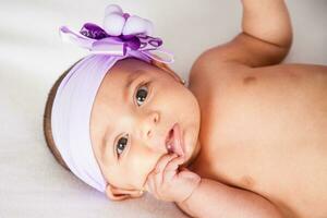 retrato de un hermosa cuatro meses bebé niña foto