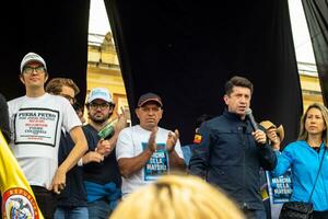 bogotá, Colombia, dieciséis agosto 2023. diego Molano a el marzo preguntando para gustavo petro el proceso de destitución. pacífico protesta. la marcha Delaware la mayoria foto