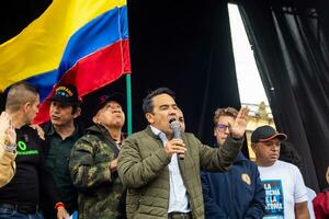 bogotá, Colombia, dieciséis agosto 2023. senador jose vicente carreño a el marzo preguntando para gustavo petro el proceso de destitución. pacífico protesta. la marcha Delaware la mayoria foto