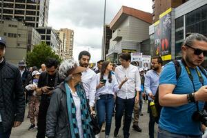 bogotá, Colombia, dieciséis agosto 2023. senador miguel Uribe turbante a el marzo preguntando para gustavo petro el proceso de destitución. pacífico protesta. la marcha Delaware la mayoria foto