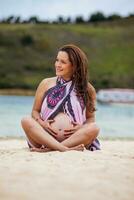 retrato de un joven mujer esperando para su bebé a el hermosa blanco playa de lago total situado en el Departamento de boyaca a 3.015 metros encima mar nivel en Colombia foto