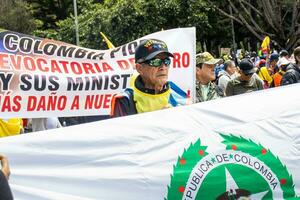 bogotá, Colombia, dieciséis agosto 2023. marzo preguntando para gustavo petro el proceso de destitución. pacífico protesta marzo en bogota Colombia en contra el gobierno de gustavo petro llamado la marcha Delaware la mayoria foto