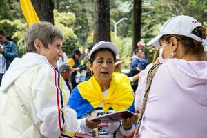 bogotá, Colombia, dieciséis agosto 2023. personas firma para el cabildo abierto. marche preguntando para gustavo petro el proceso de destitución. foto