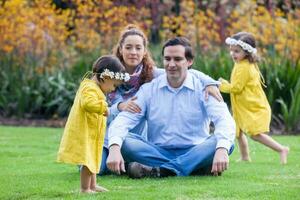 familia de cuatro teniendo divertido al aire libre en un hermosa soleado día a el parque. felicidad concepto. familia concepto. foto