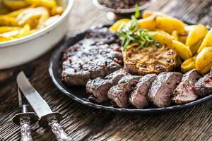 A la parrilla carne de vaca costilla ojo filete con ajo americano patatas Romero sal y especias foto