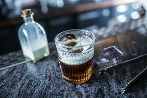 blanco ruso cóctel bebida a barra de bar en noche club o restaurante foto