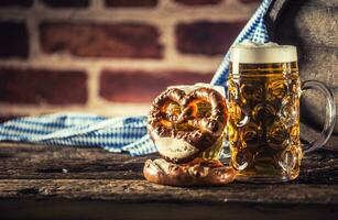 Oktoberfest grande y pequeño cerveza con galleta salada de madera barril y azul Manteles foto