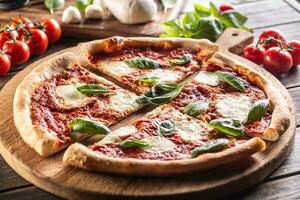 Pizza napolitana - Nápoles tomate salsa queso Mozzarella y albahaca foto