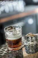 blanco ruso cóctel bebida a barra de bar en noche club o restaurante foto