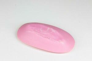 un pedazo de rosado jabón en un blanco antecedentes. aislado. foto
