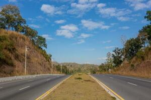 la carretera líder dentro el distancia debajo azul cielo foto