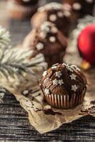 Navidad chocolate delicioso magdalenas rociado con Adición y blanco estrellas foto