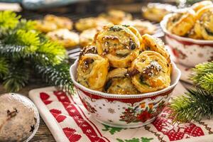Navidad sabroso pasteles, mini Pizza pasteles en un típico Navidad plato y festivo decoraciones foto