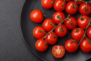 delicioso Fresco Cereza Tomates en el ramas como un ingrediente para Cocinando un vegetariano plato foto