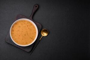 delicioso Fresco vegetal sopa con zanahorias, pimientos, patatas y cebollas foto