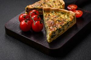 delicioso Fresco Quiche con brócoli, queso, especias y hierbas cortar dentro piezas foto