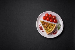 delicioso Fresco Quiche con brócoli, queso, especias y hierbas cortar dentro piezas foto