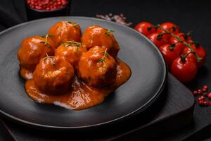 delicioso Fresco albóndigas en tomate salsa con sal, especias y hierbas foto