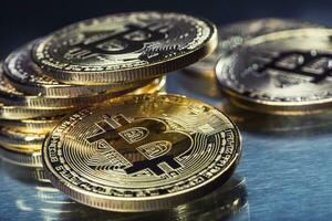 bitcoin dorado y plata bitcoins - virtual criptomoneda foto