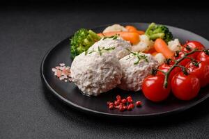 delicioso sano al vapor pollo chuletas o picado albóndigas foto