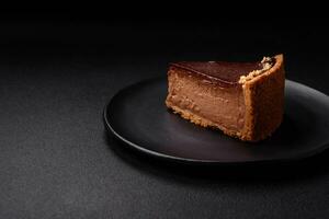 delicioso, fresco, dulce chocolate pastel con nueces cortar dentro rebanadas foto