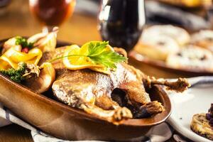 asado Navidad Pato pierna rojo repollo empanadillas hígado sequía cerveza y horneado bollos foto