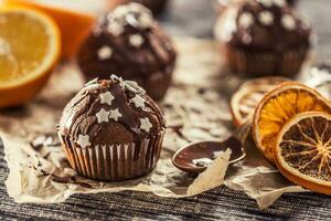 Navidad chocolate delicioso magdalenas rociado con Adición y blanco estrellas foto