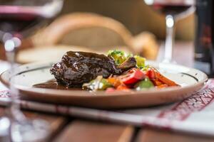 confitar Conejo pierna con vegetal un pan vid roja en pub o restaurante foto