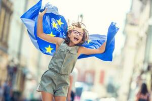 linda contento joven niña con el bandera de el europeo Unión foto