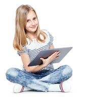 niña con tableta. linda pequeño Chica de escuela con un tableta ordenador personal foto