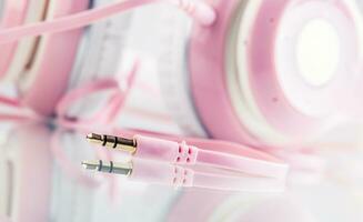auriculares. rosado auriculares con Jack conector - espejo reflexión foto
