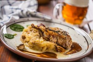 ibérico chuleta con purés patatas decoración y sequía cerveza en pub o restaurante foto