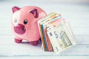 cerdito banco con euro billetes apilado por valor foto