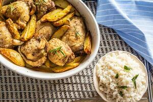 pollo piernas asado con americano patatas en horneando plato foto