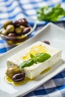 griego queso queso feta con aceituna petróleo aceitunas y albahaca hojas foto