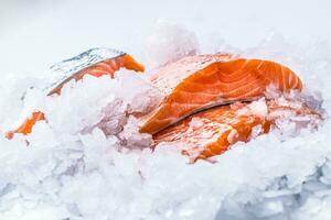 de cerca Fresco crudo salmón filetes en hielo foto