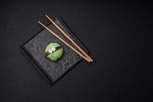 delicioso dulce vistoso mochi postres o hielo crema con arroz masa y coberturas foto