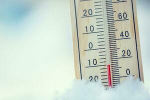 termómetro en nieve muestra bajo temperaturas debajo cero. bajo temperaturas en grados Celsius y Fahrenheit. frío invierno clima diez debajo cero. foto