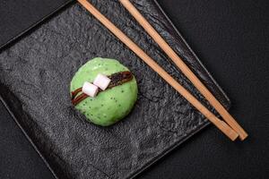 delicioso dulce vistoso mochi postres o hielo crema con arroz masa y coberturas foto