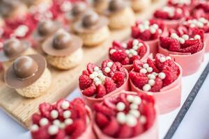 frambuesa dulce postres en un abastecimiento mesa a evento foto