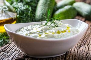 tzatziki. tradicional griego inmersión salsa o vendaje tzatziki preparado con rallado Pepino agrio crema yogur aceituna petróleo y Fresco eneldo. Mediterráneo cocina. foto